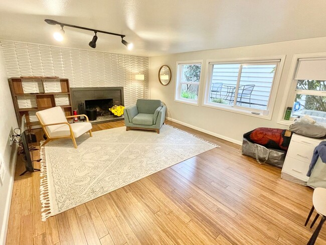 Building Photo - Beautiful One Bedroom Condo in Queen Anne