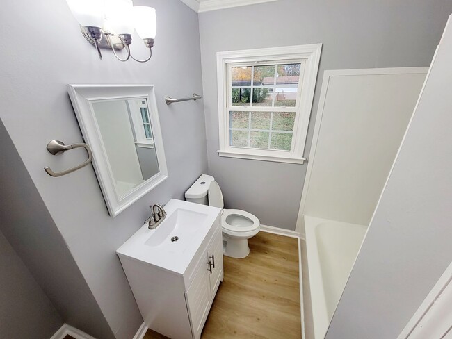 Building Photo - Available July 2025 : Beautiful 3-Bedroom ...