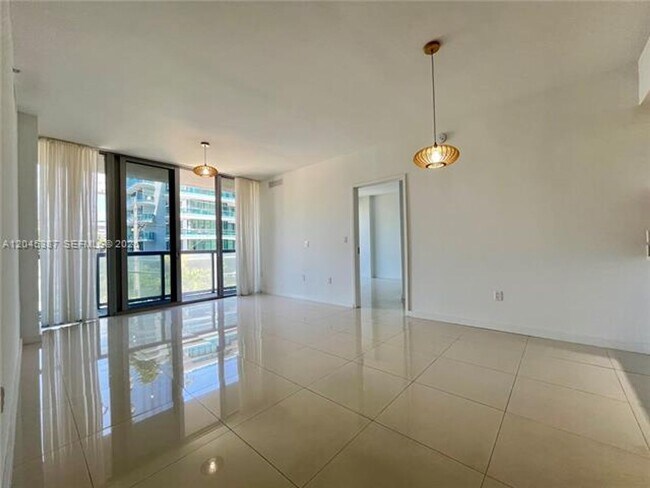 Building Photo - 9940 W Bay Harbor Dr