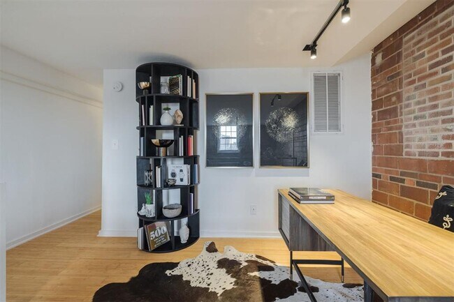 Building Photo - One bedroom loft in Midtown OKC!