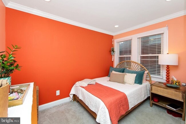 Building Photo - 22 W 6th Ave