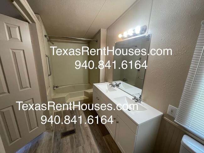Building Photo - Great Home Available Now!! Furnished or Unfurnished