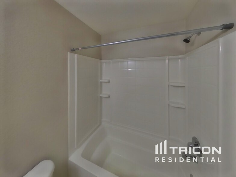 Building Photo - 439 Eisenhower Ln