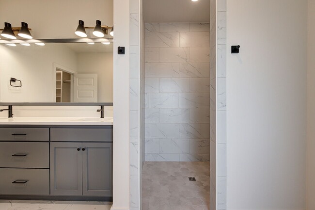 Building Photo - 6016 Kinnick Dr