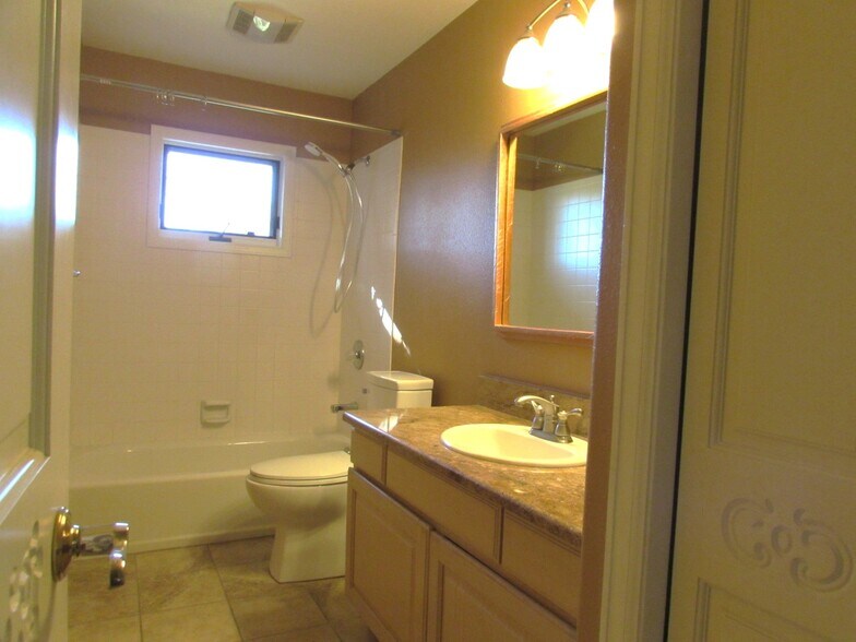 Building Photo - 2677 Cambridge Dr
