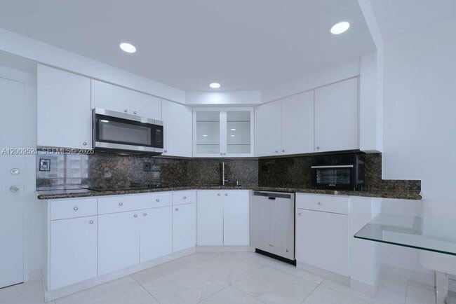 Building Photo - 1408 Brickell Bay Dr