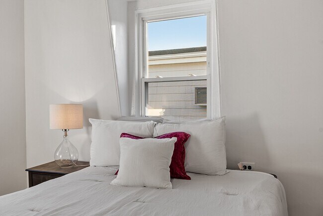 Building Photo - 54 Bonair St