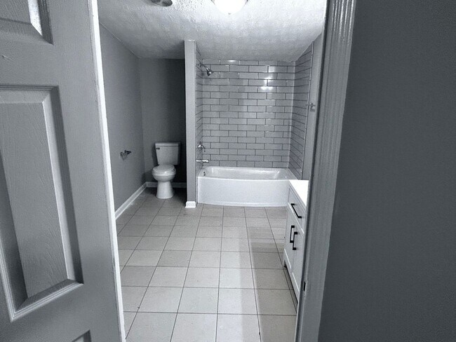 Building Photo - Large modular home four bedroom in Mt. Jul...