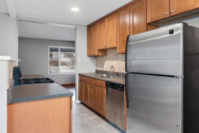 Building Photo - 1128 Saratoga Dr
