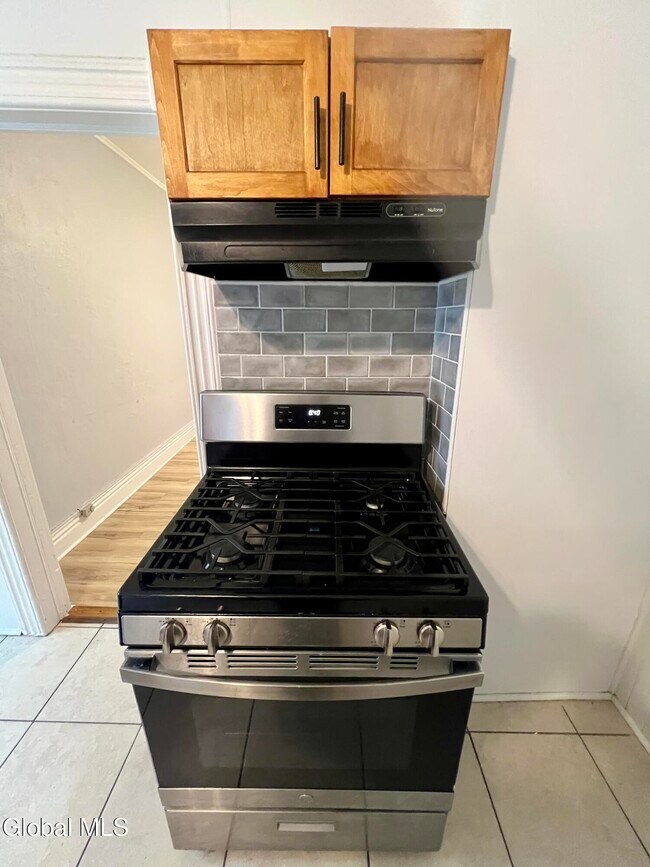 Building Photo - 39 1/2 Milton Ave