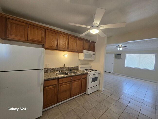 Building Photo - Ocotillo Ave Apt 5826-5828
