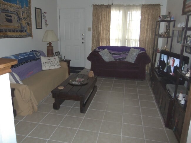 Building Photo - 914 Stetson Ave