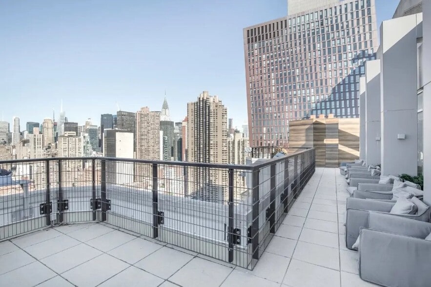 Building Photo - 349 W 34th St.
