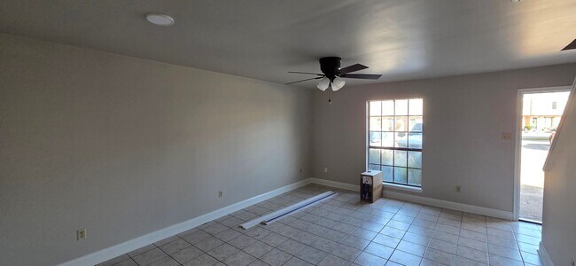 Building Photo - Townhome Near Lafayette High