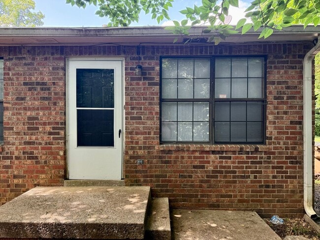 Primary Photo - 2 bedroom/1 bath New paint and floors.