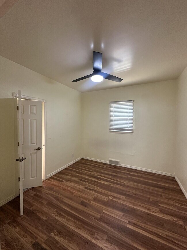 Building Photo - "Charming 2-Bedroom Retreat in the Heart of Windsor – 945 Sq. Ft. of Cozy Living!"