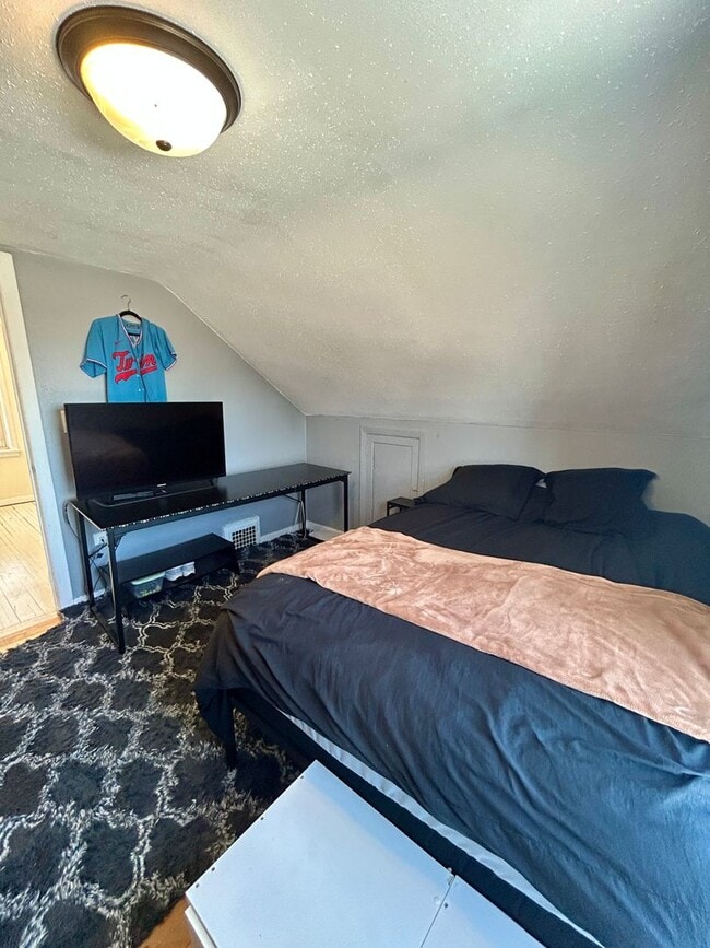 Building Photo - AVAILABLE JUNE - Updated 4 Bed 2 Bath