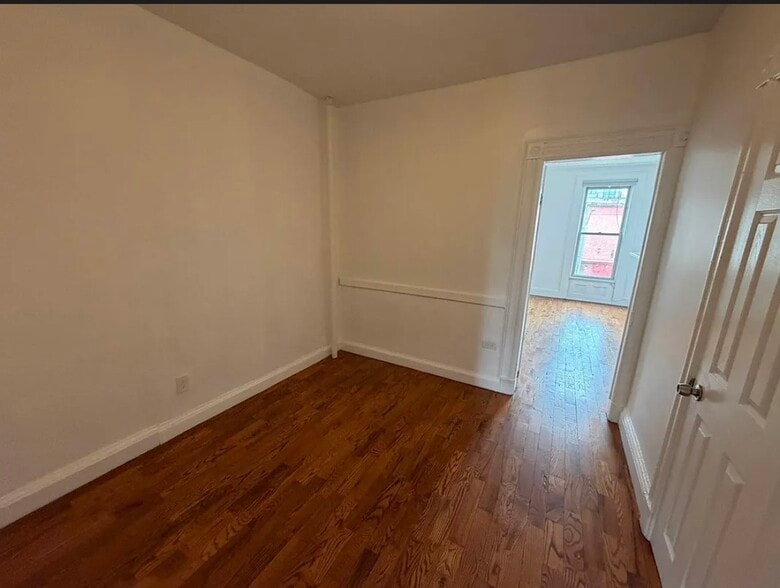 Building Photo - 981 Hancock St