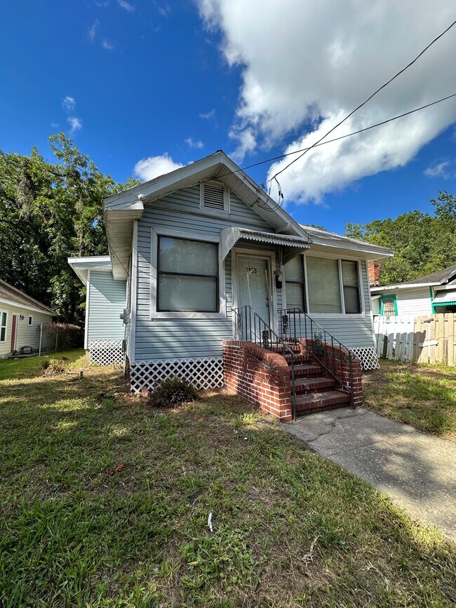 Building Photo - 1555 W 7th St