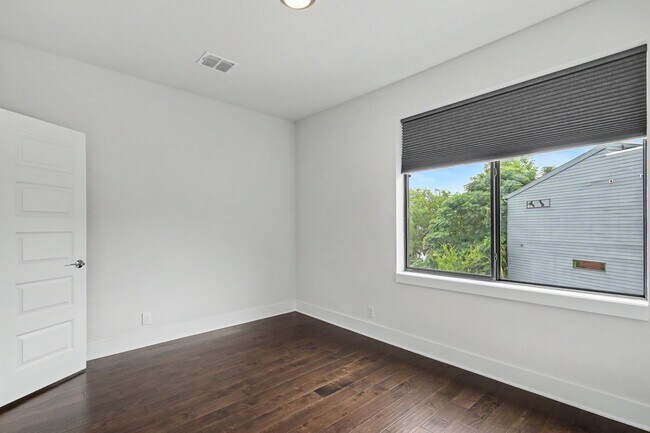 Building Photo - 4 Week Free Move-In Incentive! Modern Downtown SA Townhome | Rooftop Balcony, Private Garage & Al...