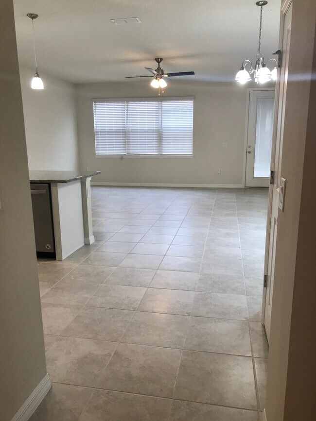 Building Photo - Energy Efficient 3/3 Townhome w/ 2 Car Gar...