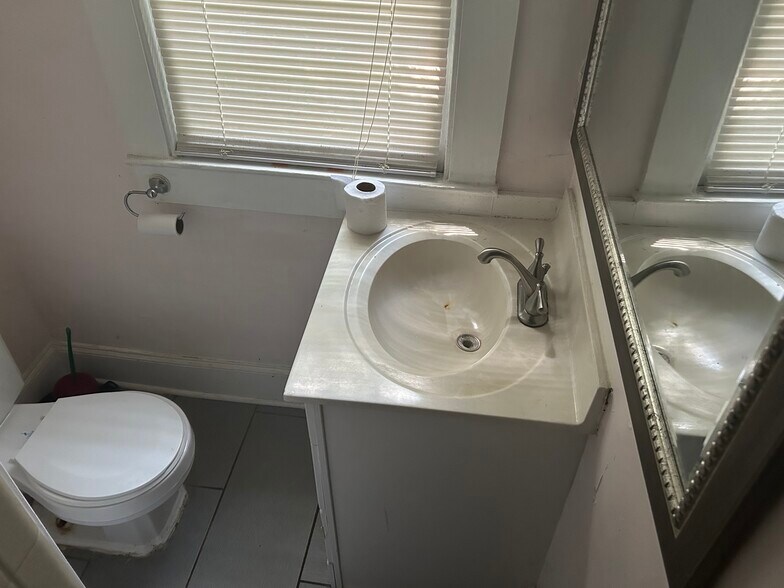 Building Photo - 11 Springdale Ct