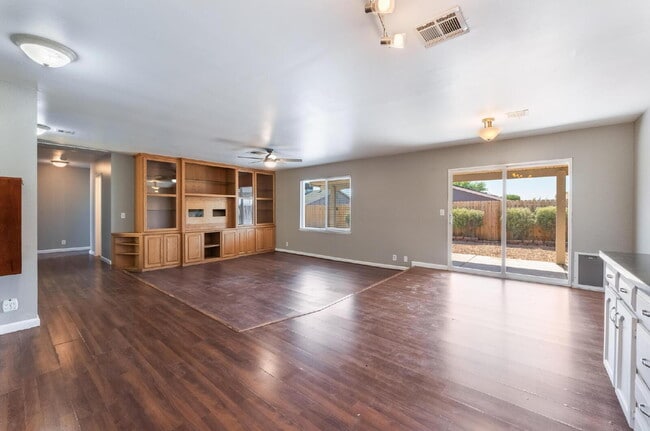 Building Photo - "Charming 3-Bed Oasis with 2 Full Baths in Vibrant Las Vegas - 1315 Sq Ft of Comfort!"