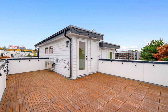 Building Photo - 823 NE 70th St