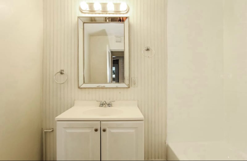 Building Photo - 1046 E Indianola Ave