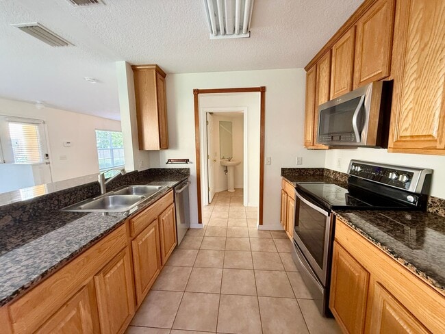 Building Photo - Coquina Key Townhomes Gated community 3/2.5