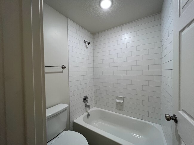 Building Photo - 2244 N Canyon Rd