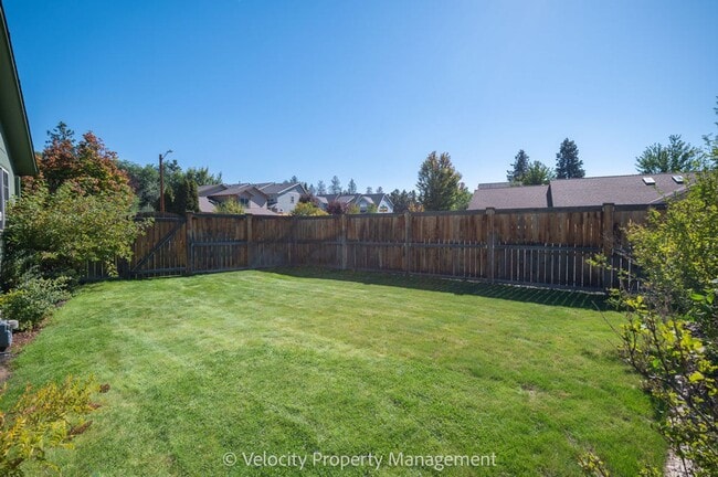 Building Photo - Clean & well kept, 3 bedroom, 2 bath!