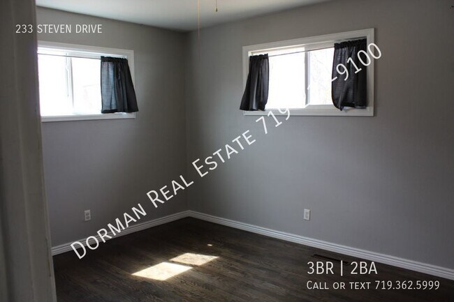 Building Photo - 3 bedroom, 2 bath open concept