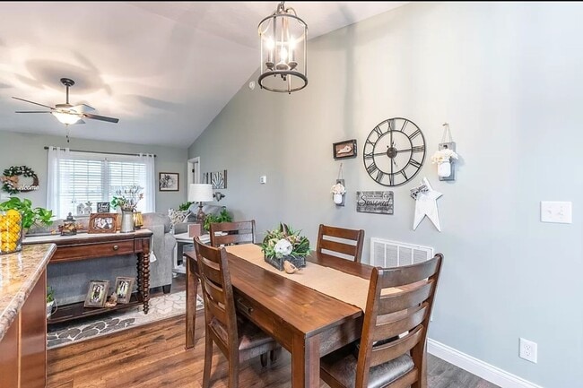 Building Photo - HELLO Georgeous 3 bdrm, 2 bath Single Fami...