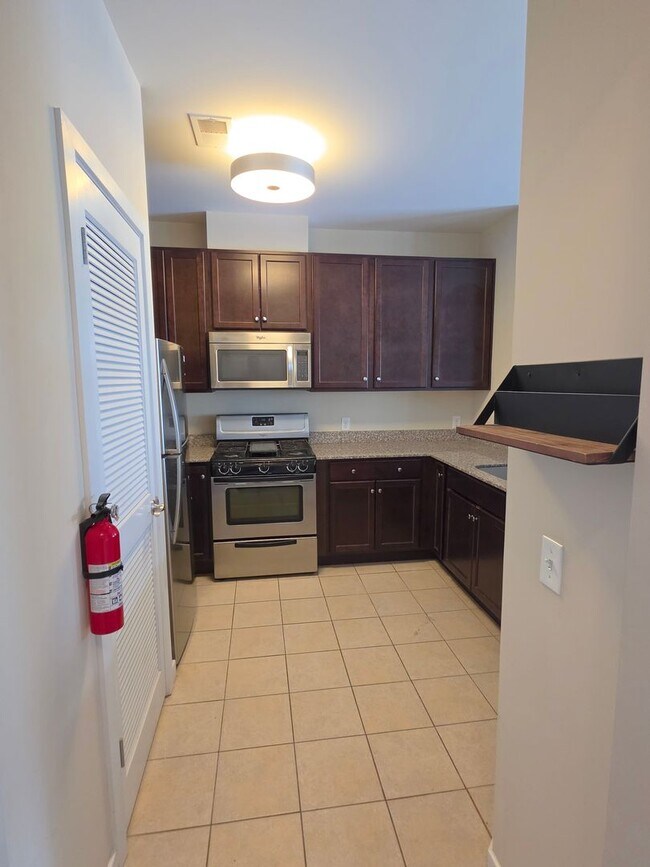 Building Photo - Beautiful 2nd floor (with elevator services) condominium: 2-bed, 2-bath, beautiful kitchen, bonus...
