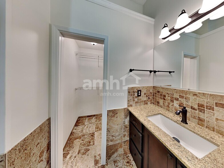Building Photo - 131 Hidden Creek Dr
