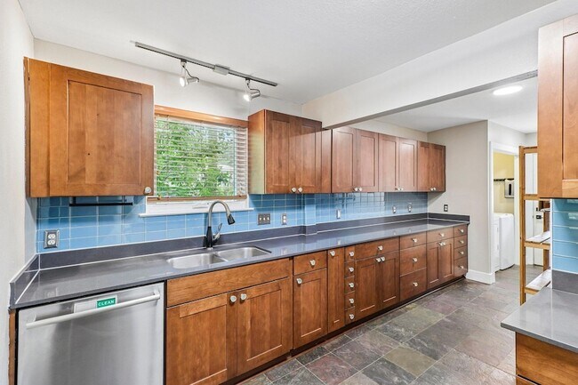Building Photo - 4315 Bellvue Ave