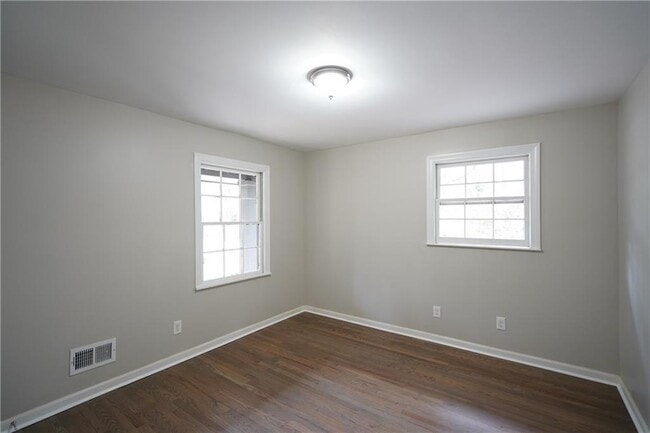 Building Photo - 2221 Pinecliff Dr NE