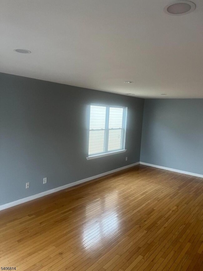 Building Photo - 710 27th St