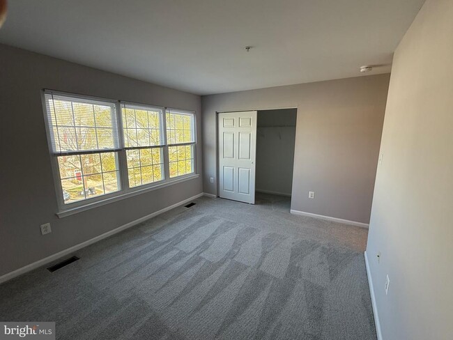 Building Photo - 8645 Willow Leaf Ln
