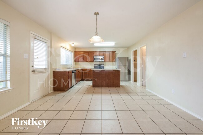 Building Photo - 414 Hackberry Dr