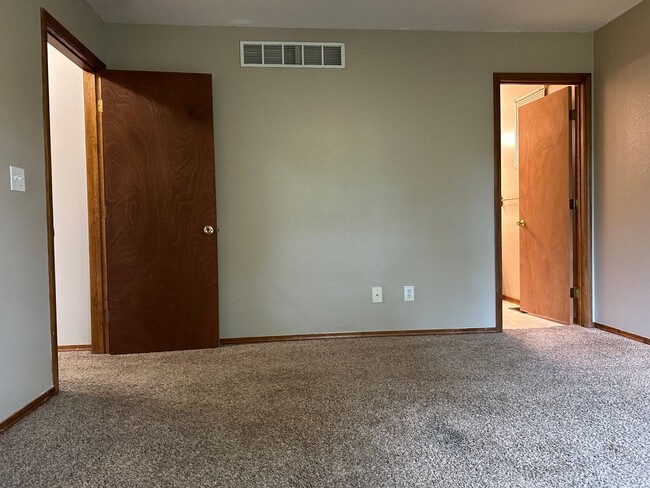Building Photo - 4 Bed 2.5 Bath w/ Fenced Yard