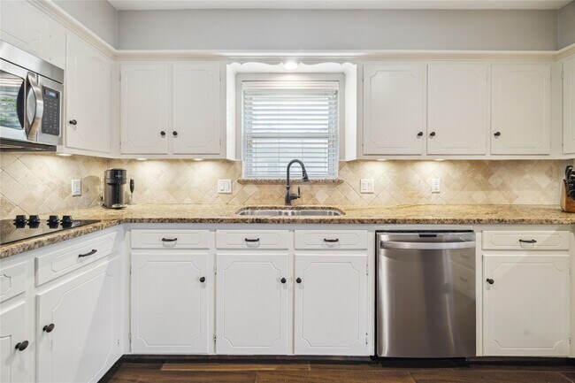 Building Photo - 10714 Piping Rock Ln