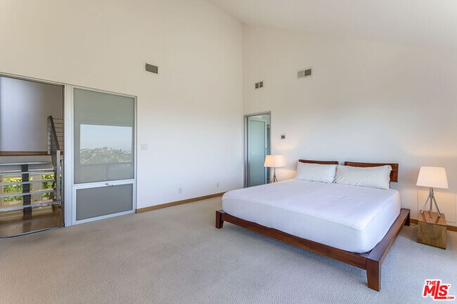 Building Photo - 1260 Linda Flora Dr