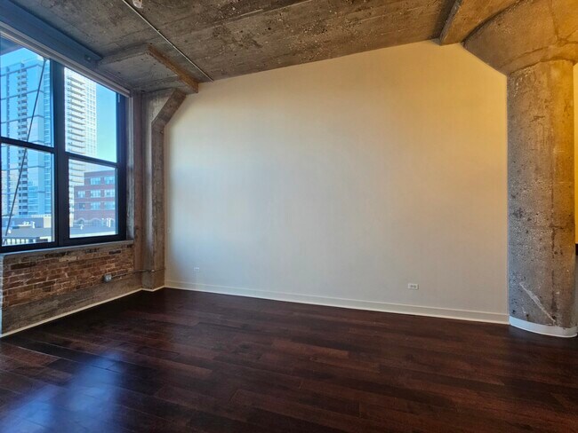 Building Photo - 320 E 21st St