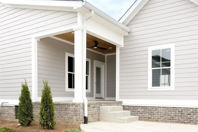 Building Photo - 633 Village Way