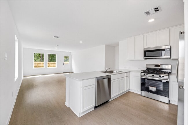 Building Photo - 915 Songbird Ln