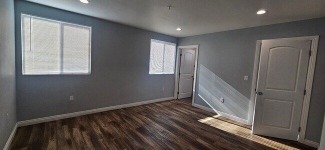 Building Photo - 211 W 43rd St