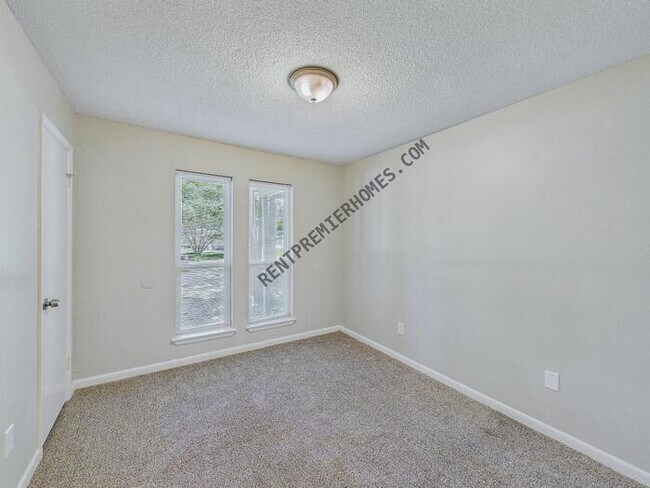 Building Photo - 802 Towering Oaks Dr