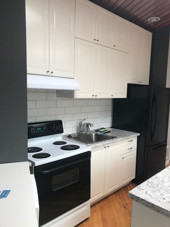 Building Photo - 390 Riverway